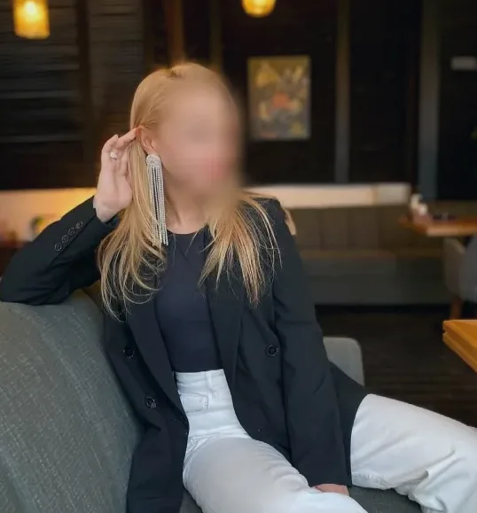 Amira, 32
