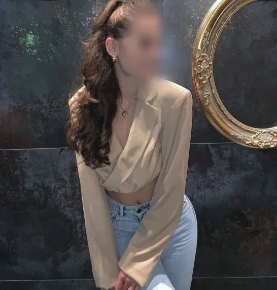 Claudia, 28